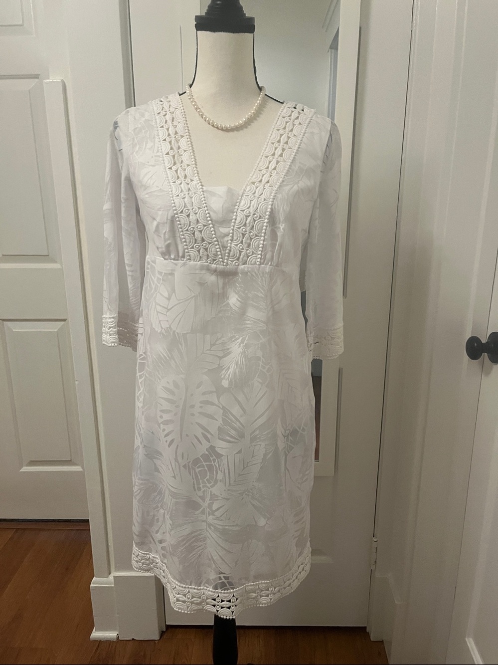 Lily Pulitzer White on White V Neck Dress Long Sleeve Crewel Trim Sz XS EUC